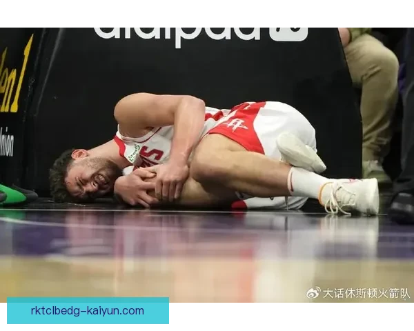 孔德在近期比赛中持续提升表现，为球队贡献明显，状态回暖备受关注。